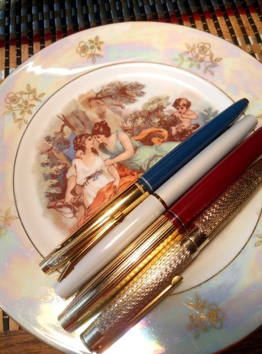 Ручки с золотыми и иридиевыми перьями, подстаканники