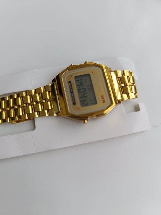 Relógio digital estilo Casio novo dourado