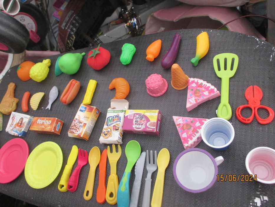 Brinquedos-40 peças plástico de prod.alimentares, talheres e loiça III