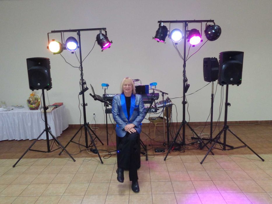 dj prezenter oraz muzyk grający i śpiewający - jedna osoba