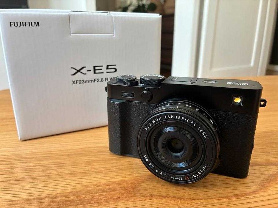 Fujifilm X-E5 + XF23 mm f/2,8 R WR, em excelente estado.