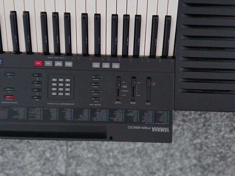 Órgão da marca Yamaha