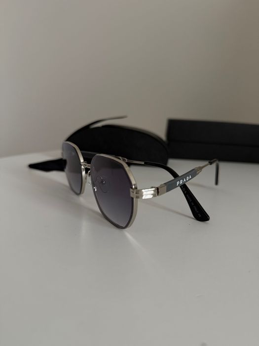 Сонцезахисні окуляри Prada
