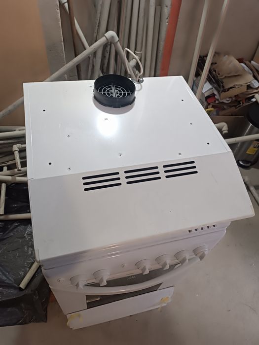 Газова плита, кухонна витяжка