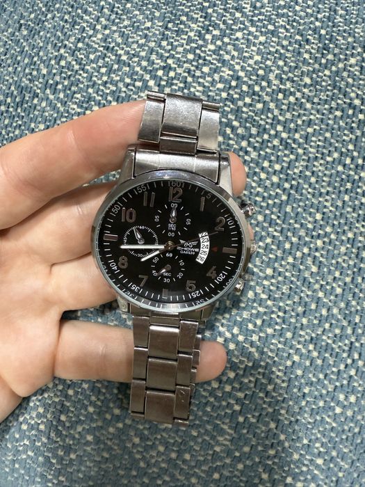 Стильний наручний годинник