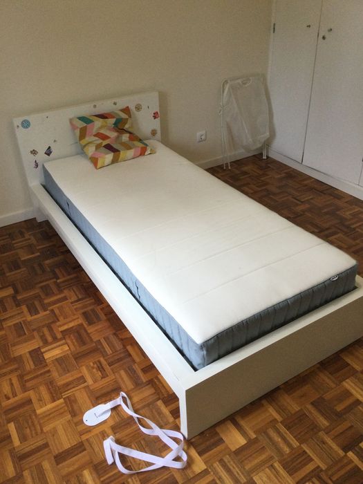 Duas camas individuais, com colchões