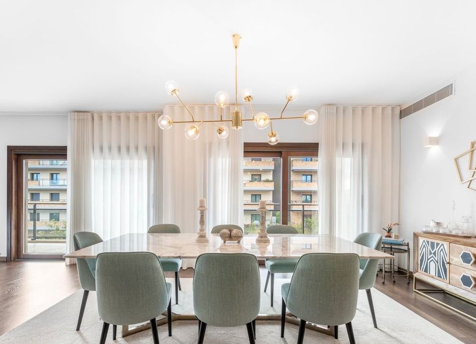 Candeeiro de Teto em Metal Dourado com Globos de Vidro Clear