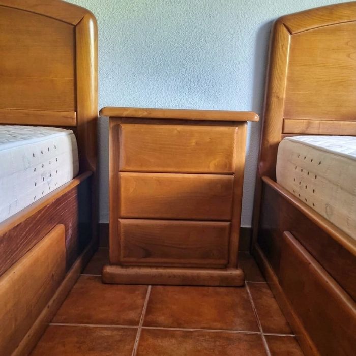 Conjunto de Quarto em Madeira – 2 Camas + 2 Colchões + 1 Secretária + 1 Mesa de Cabeceira