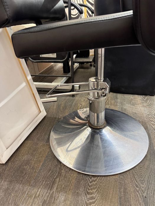 Профессиональное парикмахерское кресло идеальное состояние