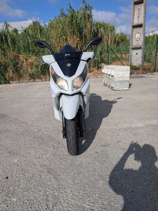 Mota 300c automática motor e elétrica em perfeito  estado , pneus novos e óleo trocado, ano 2015 sem nada pra fazer com faturas da oficina.