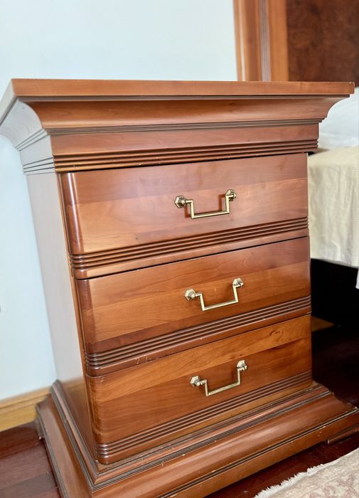 Quarto de Casal Completo Clássico — Madeira Cerejeira — Cama + Roupeiro + 2 Mesas Cabeceira