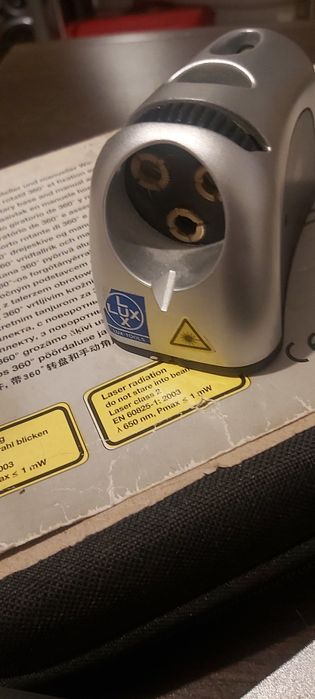 Poziomica ,urzadzenie do poziomowania