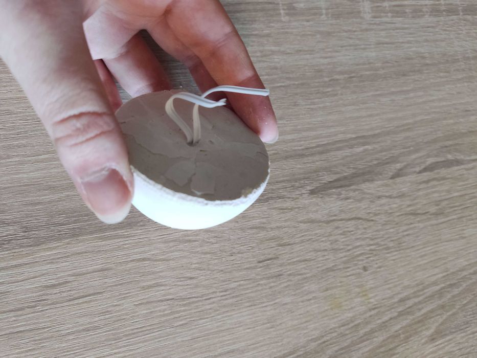 Dwie kostki wapienno-mineralne dla ptaków, papug