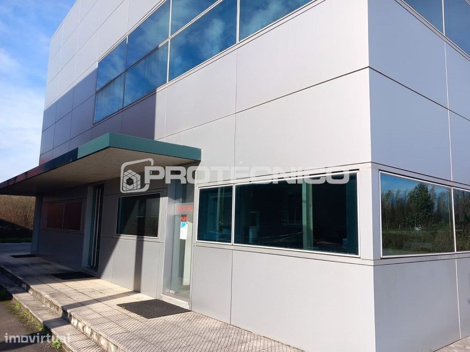 Escritórios com frente para a EN1