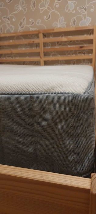 Cama de Casal com Colchão e Mesa de Cabeceira (em perfeito estado)