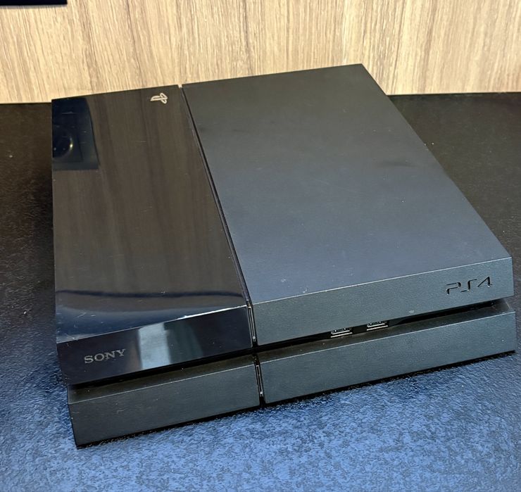 PS 4 + gra + pad