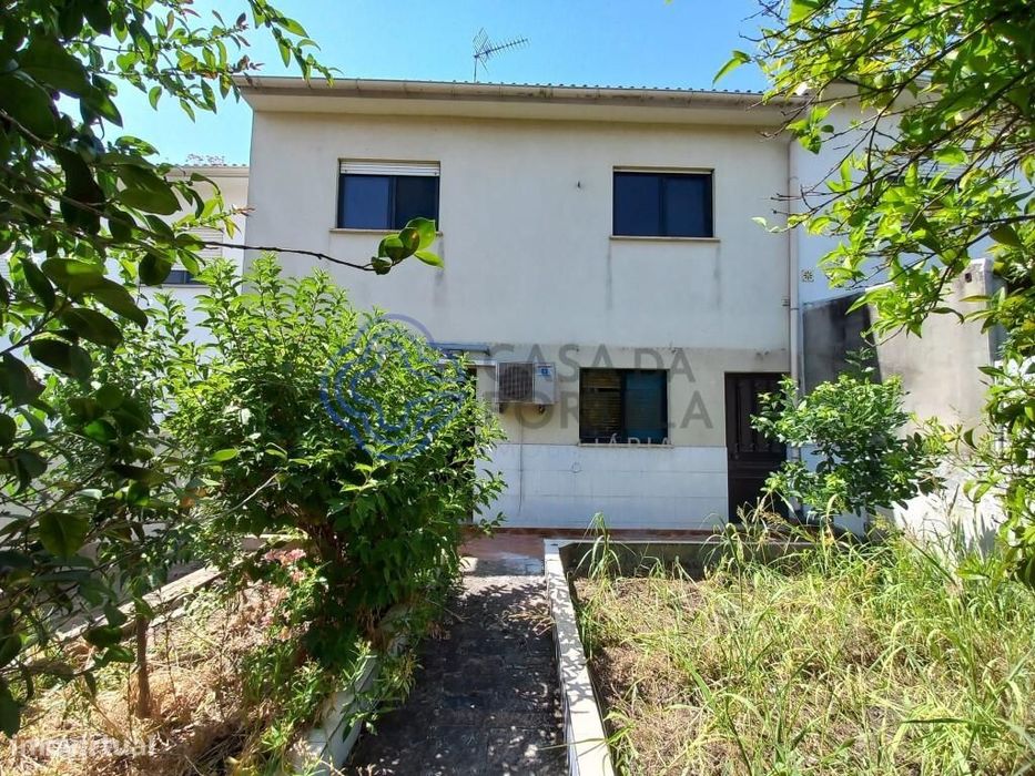 Moradia com 4 quartos, garagem e quintal no Entroncamento