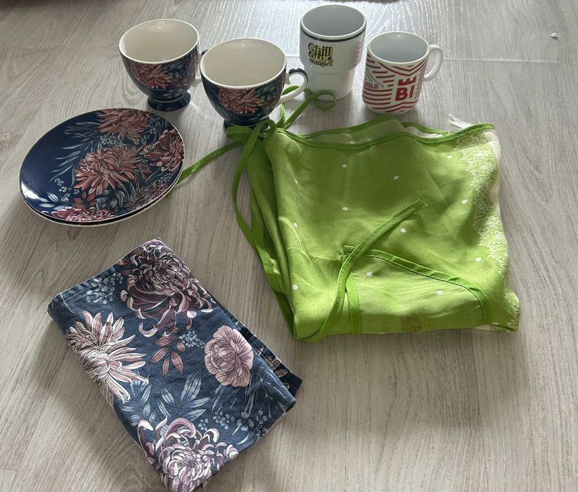 Przybory kuchenne, 4 kubki, dwa talerzyki, ściereczka i fartuszek