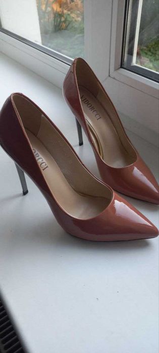 Бежеві шкіряні туфлі на каблуку