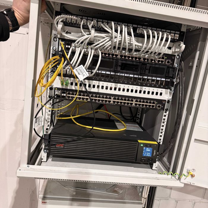 Sieci przewodowe i bezprzewodowe IT/OT podłączanie maszyn HPE CISCO