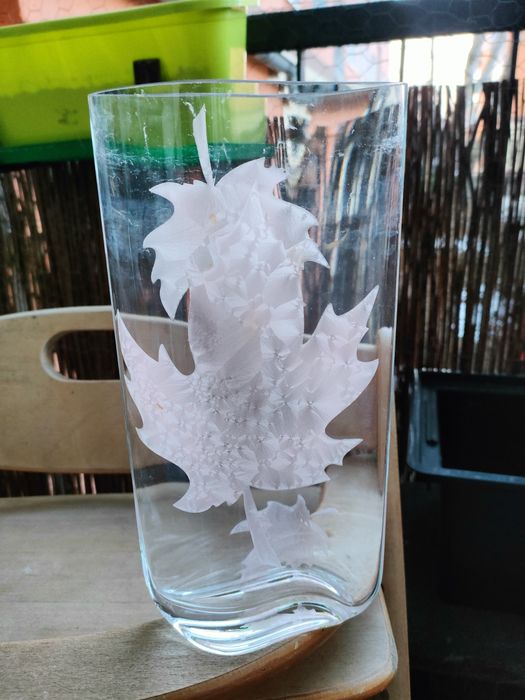 Wazon szkło z worem liści