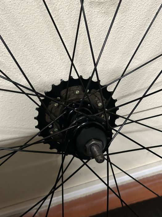 Roda + pneu 700x25 para rolo bicicleta