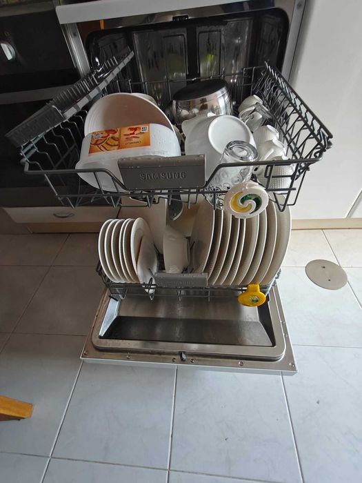 Máquina de lavar loiça Samsung com garantia, 6 meses de uso