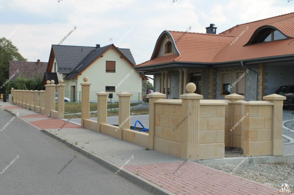 ~10~ Czapka słupowa, nakrywa słupa, daszek z piaskowca