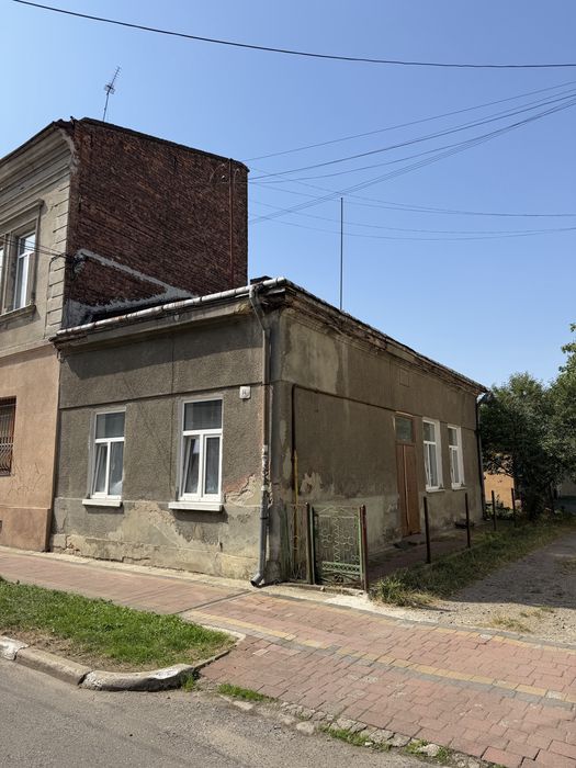 Продаж окремого будинку в центрі міста з можливістю добудови, 3 кімнати, горище, підвал, власний двір