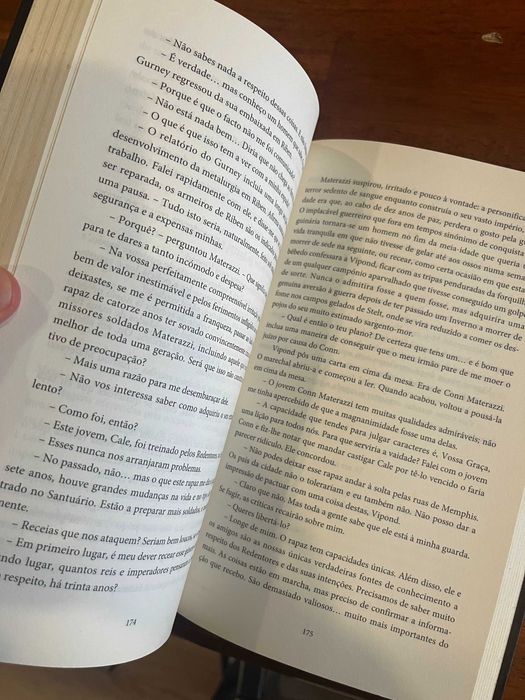 Livro O Braço Esquerdo de Deus, Paul Hoffman