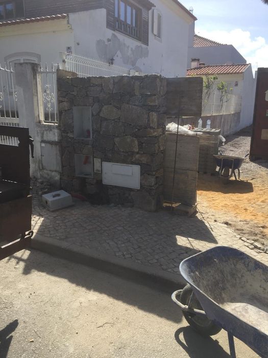 Fazemos muros rústicos de pedra a Norte a Sul do país