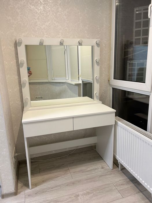 Туалетний столік з дзеркалом