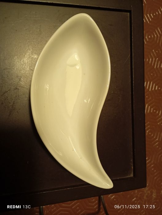 Tabuleiro em madeira com peças em cerâmica