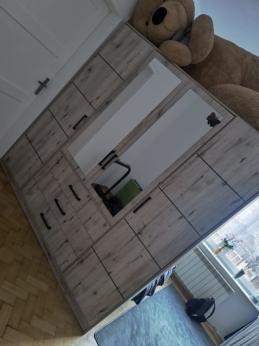 Szafa pojemna z lustrem