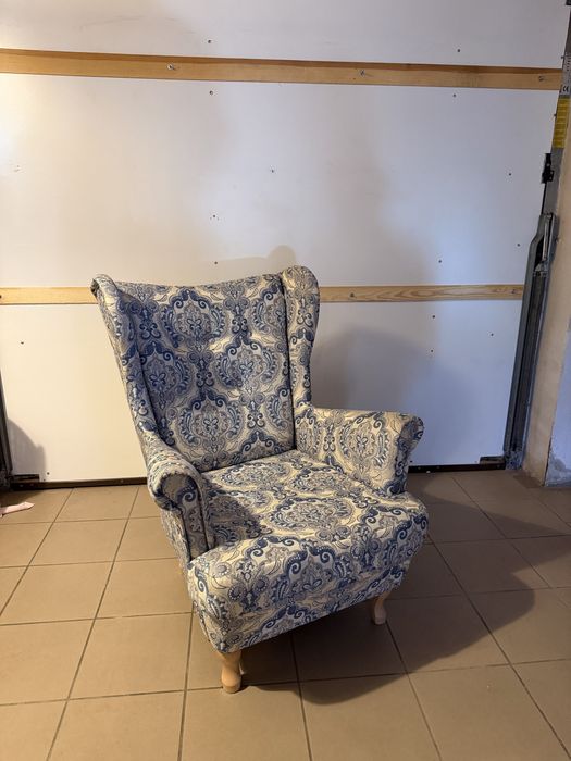duży fotel we wzory niebieskie
