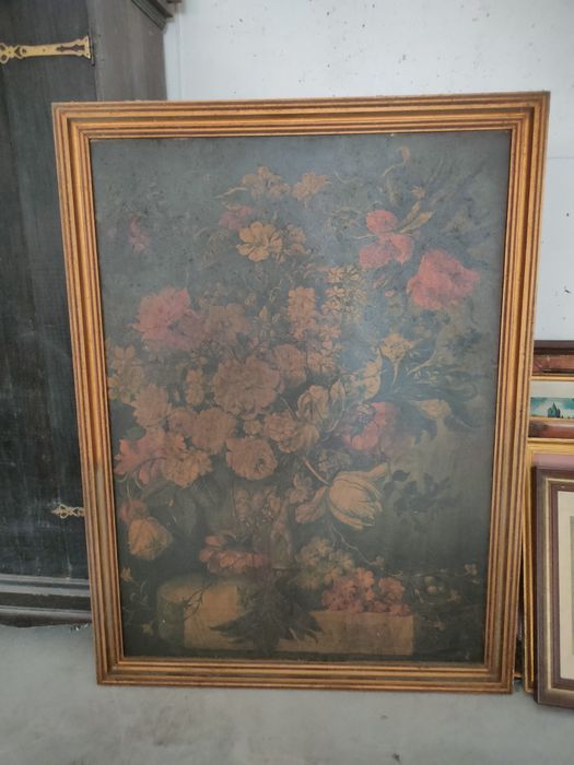 Quadro antigo com tema floral.