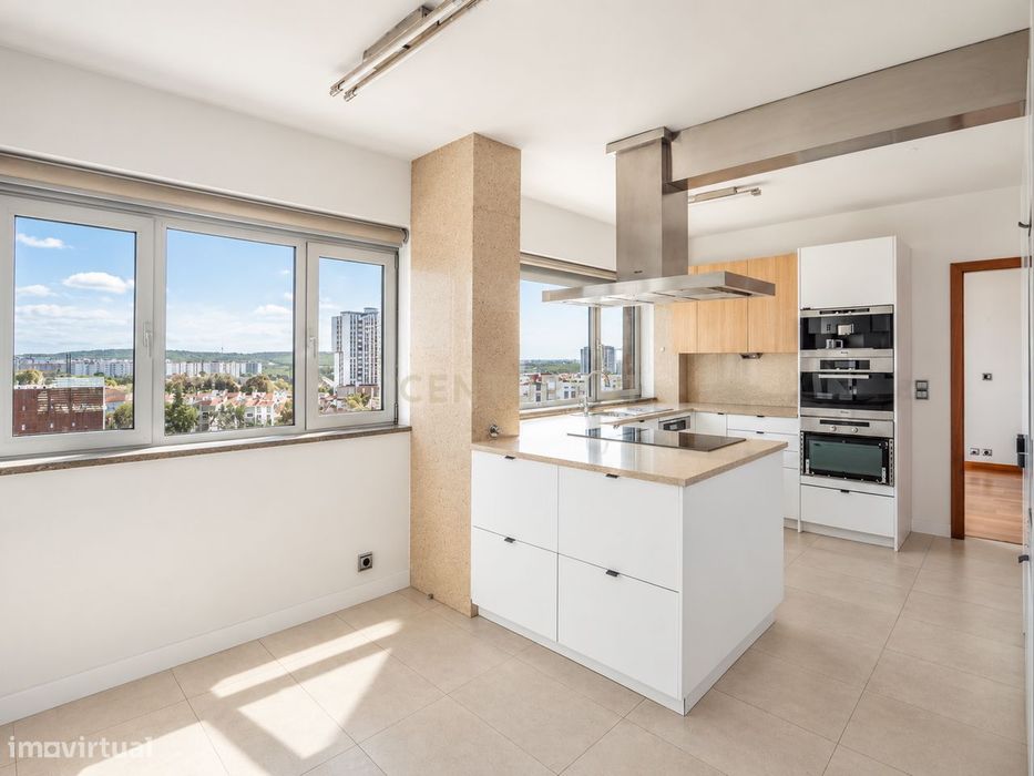 T5+1 Duplex em Linda-a-Velha com 291 m² úteis, 5 estacionamentos e vis