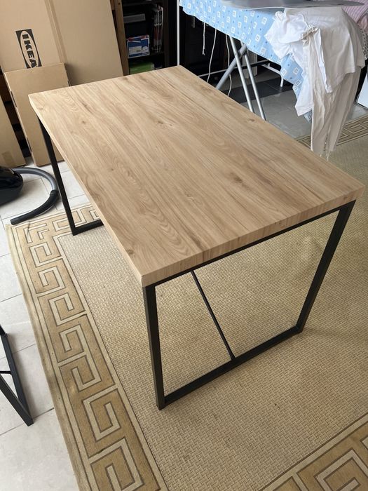 Vendo conjunto mesa e cadeiras