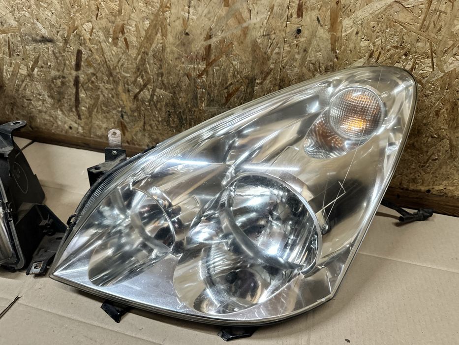 Передні фари Toyota Corolla Verso AUR10 Тойота Версо AR10 2001-2009