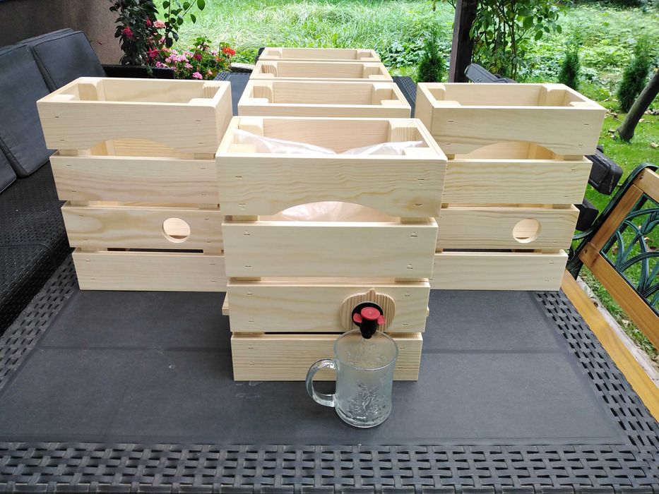 Skrzynka pojemnik stojak drewniany na soki w workach bag in box 3/5 L.