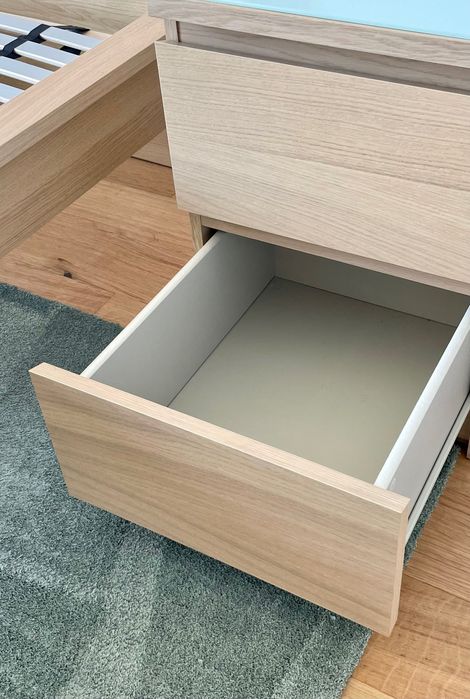 Cama e Duas Mesas de Cabeceira / Bed & Two Bedside Tables