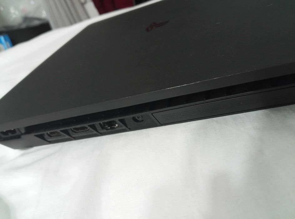 Console PS4 slim junto com um comando