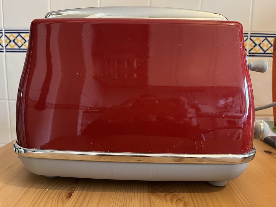 Torradeira DeLonghi Icona Capitals Tokyo Red
