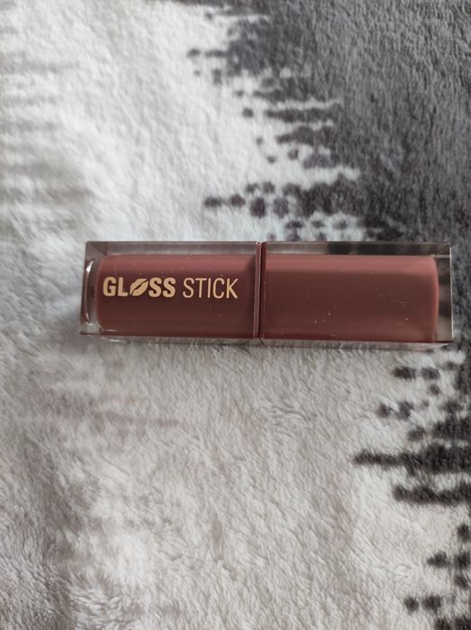 Pomadka Revolution Gloss Stick