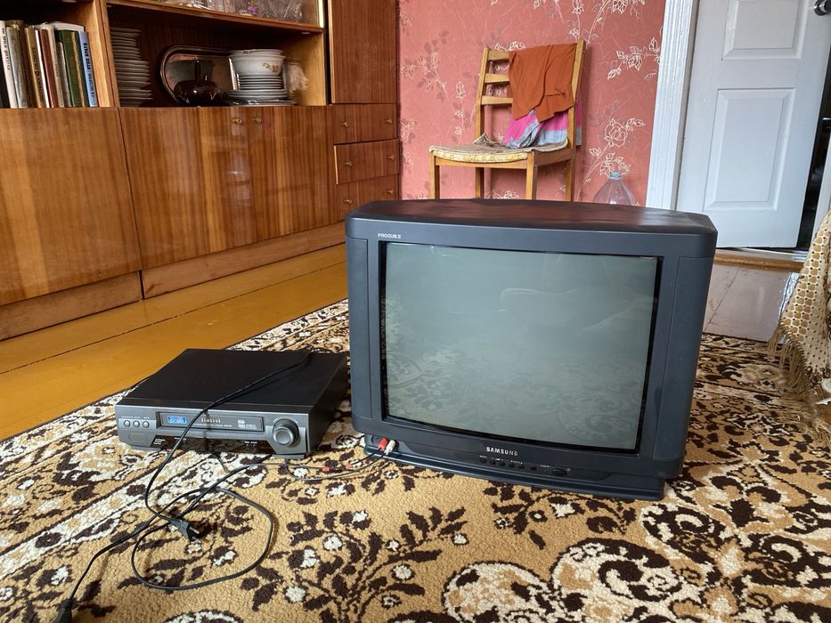 Телескопний телевизор Samsung вместе с кассета приемником