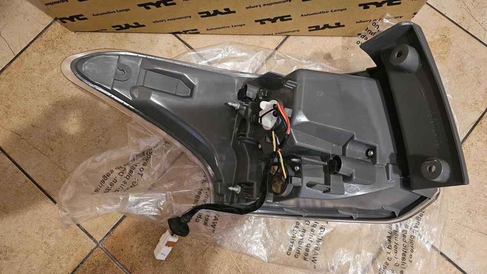 Lampa prawa tylna MITSUBISHI OUTLANDER 2012