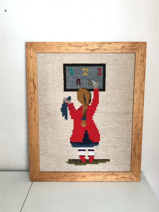 Quadro Ponto de Cruz Menina na Escola