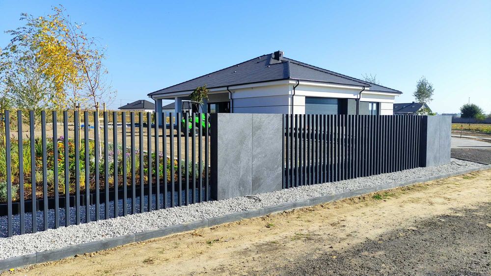 nowoczesne ogrodzenie palisadowe/ grzebieniowe/ pionowe