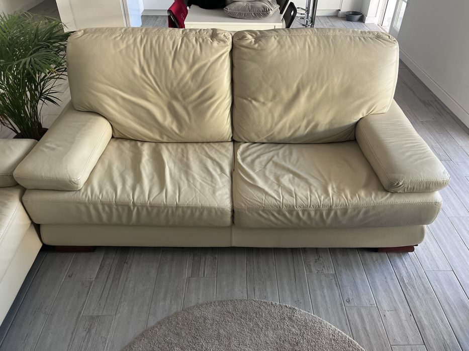 2 sofas em pele beje