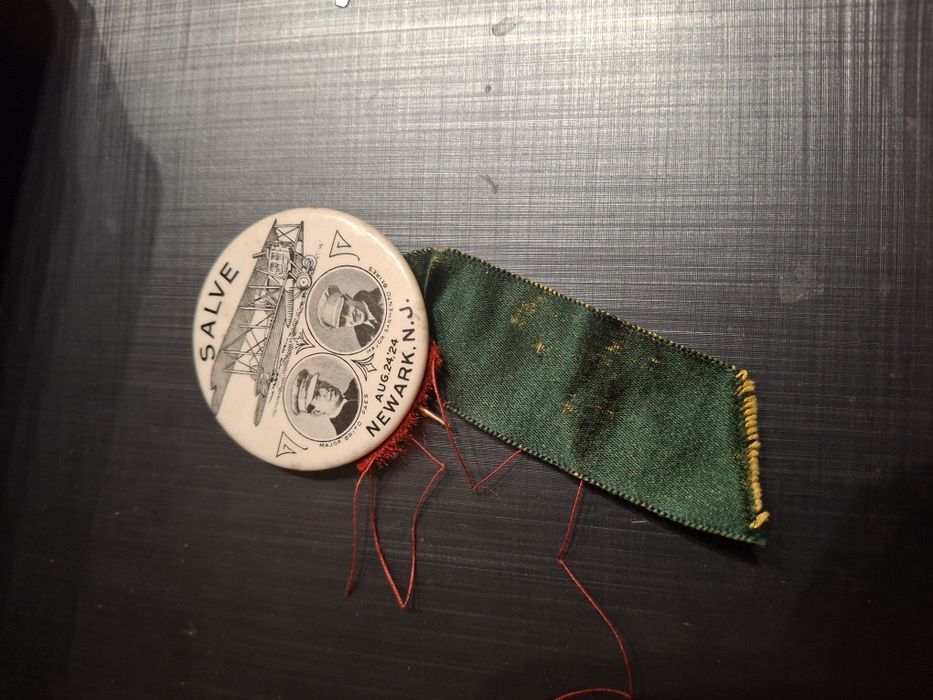 Cracha muito antigo raide aereo Macau sarmento  Beires 1924